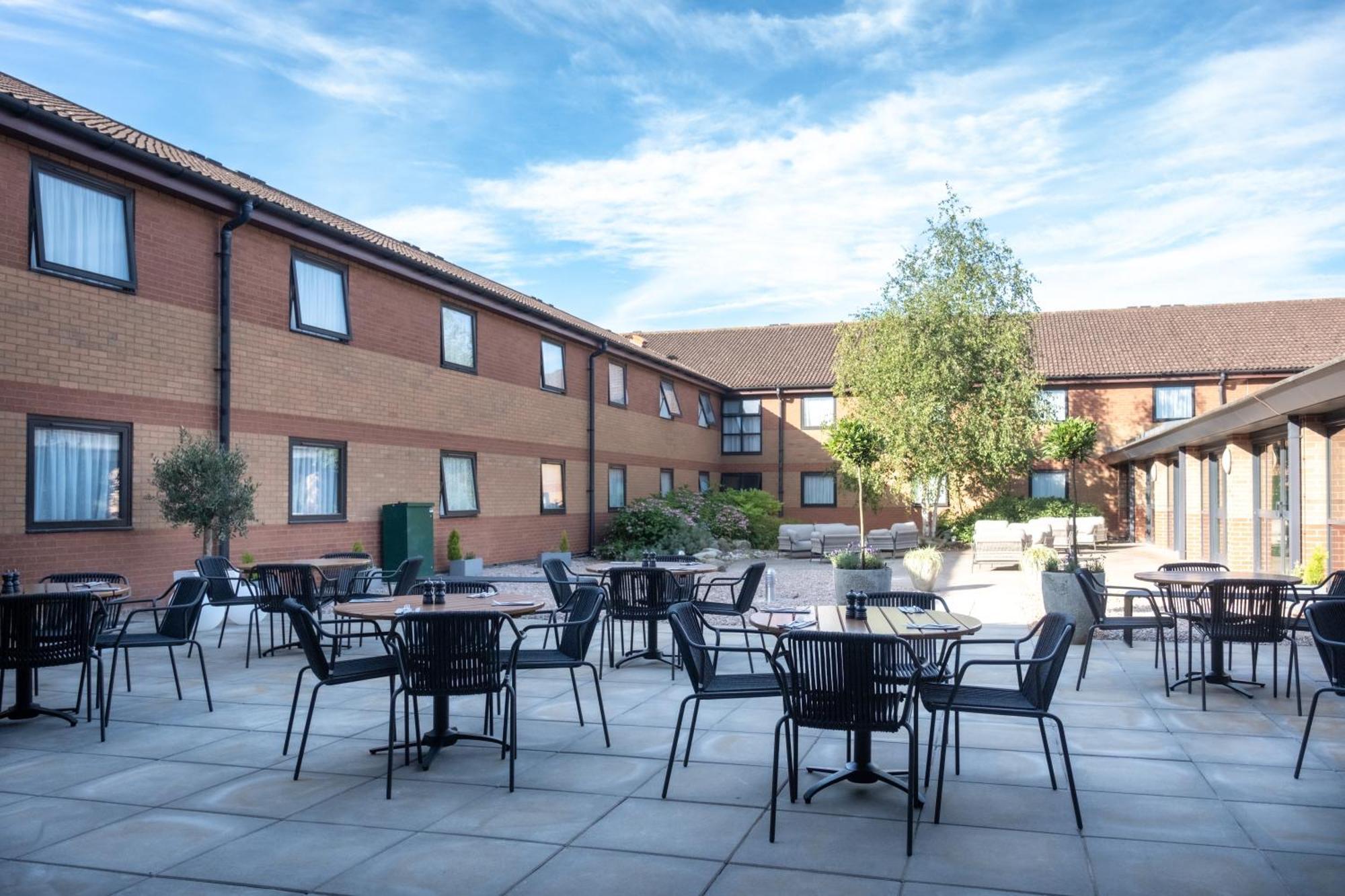 Burleigh Court Hotel And Leisure Лафборо Экстерьер фото